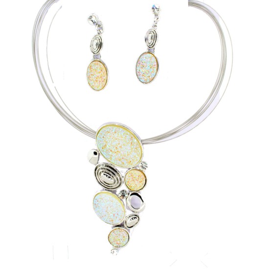 Twinkling Glitter Resin and Diamond Crystals Pendant and Earrings Set Twinkling Glitter Resin and Diamond Crystals Pendant and Earrings Set
